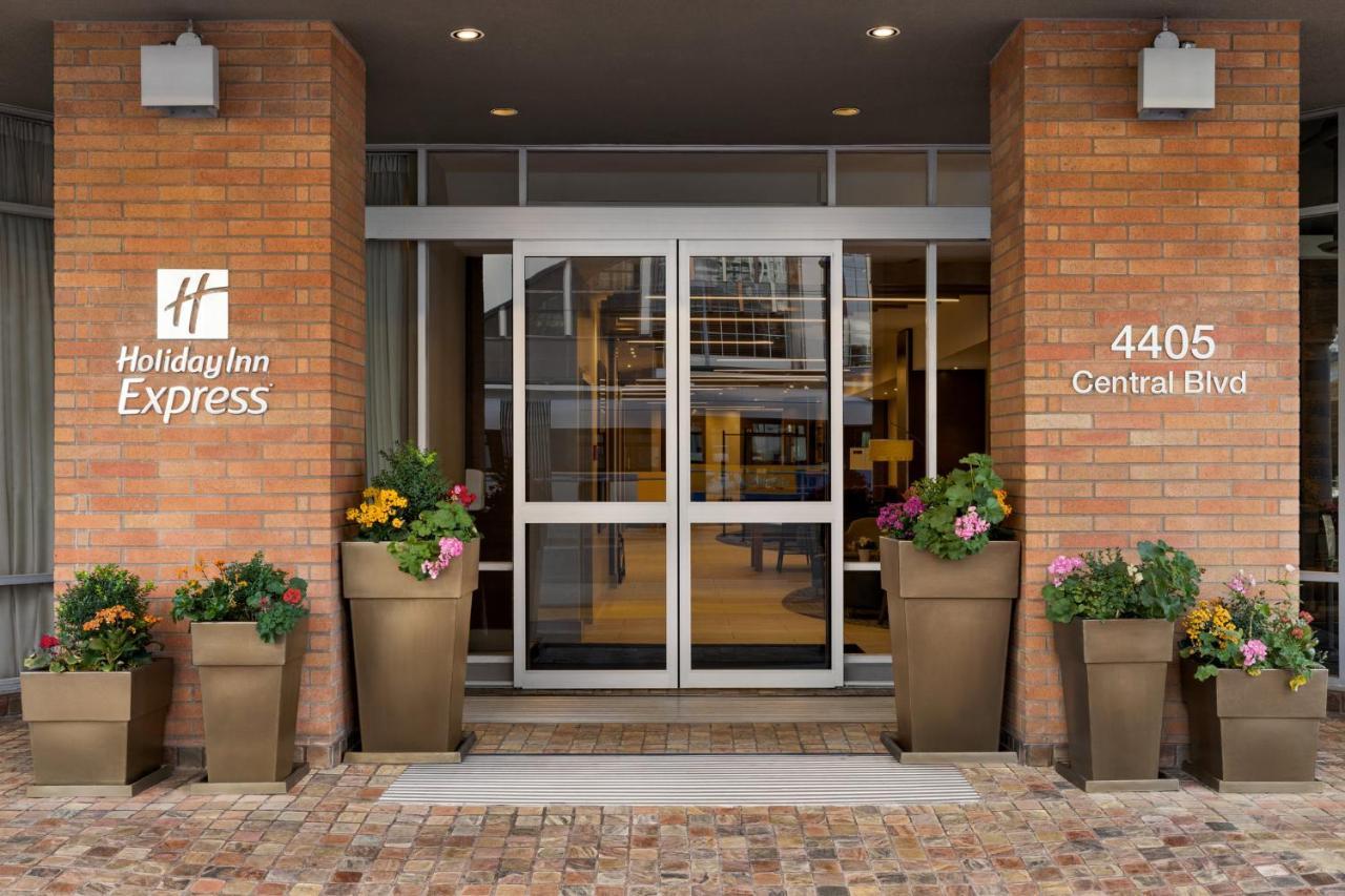 Holiday Inn Express Vancouver-Metrotown Burnaby Ngoại thất bức ảnh