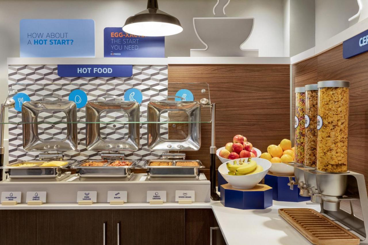 Holiday Inn Express Vancouver-Metrotown Burnaby Ngoại thất bức ảnh
