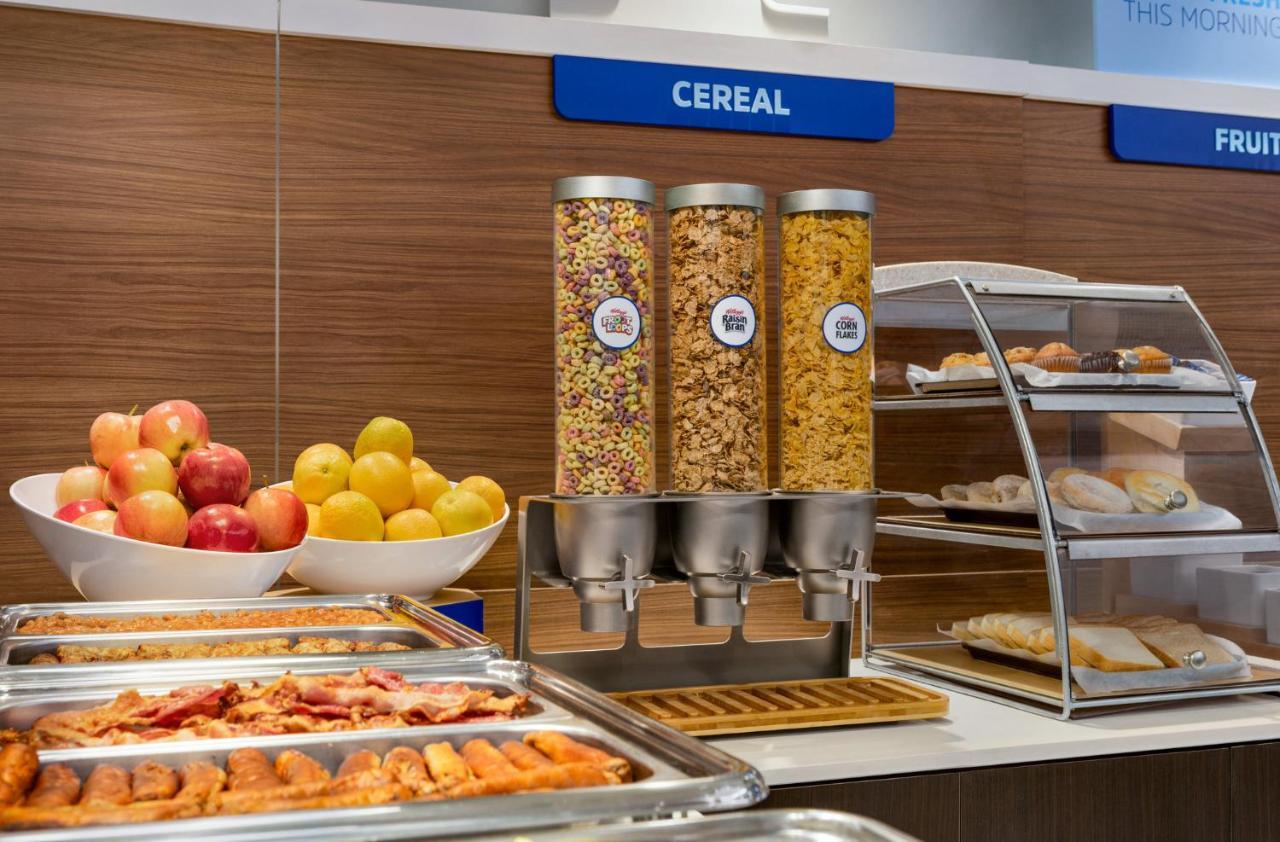 Holiday Inn Express Vancouver-Metrotown Burnaby Ngoại thất bức ảnh