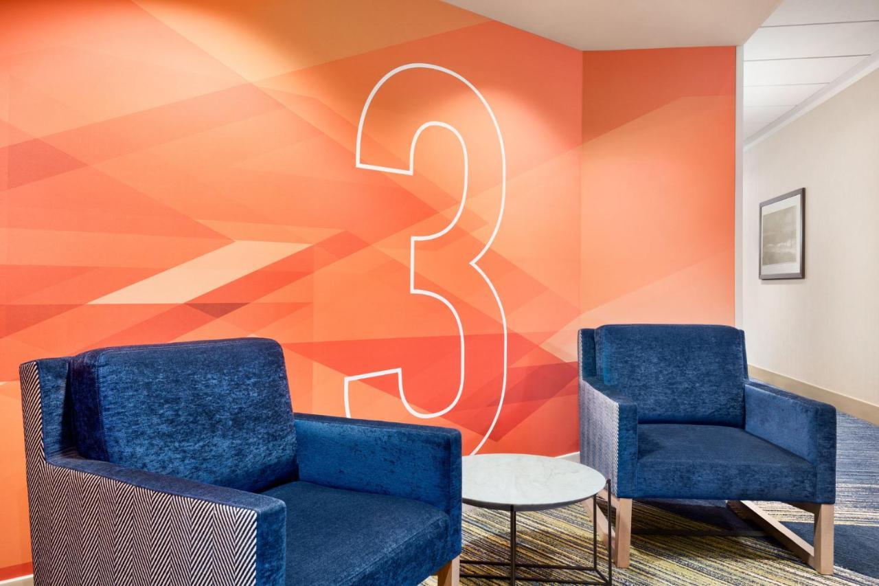 Holiday Inn Express Vancouver-Metrotown Burnaby Ngoại thất bức ảnh