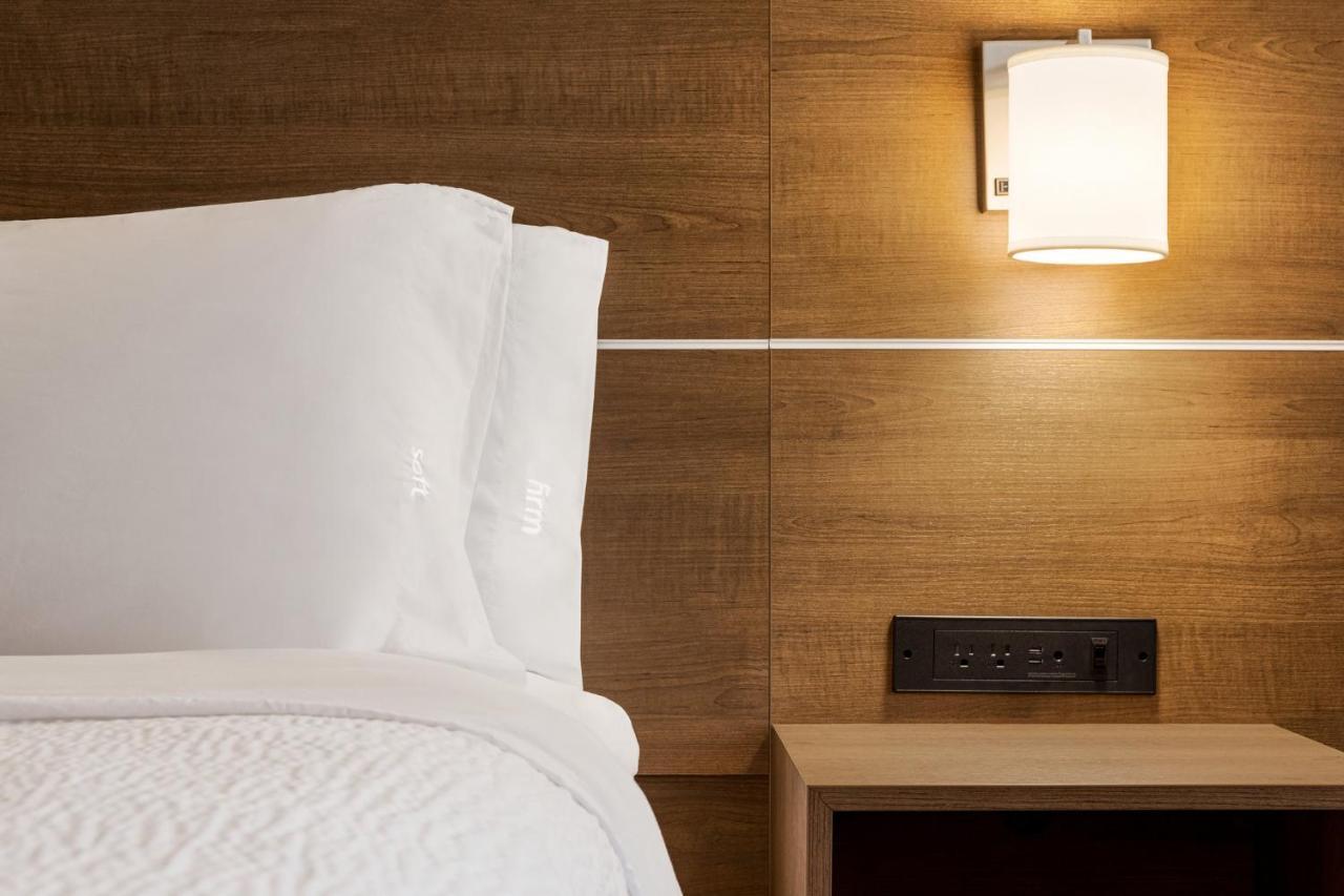 Holiday Inn Express Vancouver-Metrotown Burnaby Ngoại thất bức ảnh