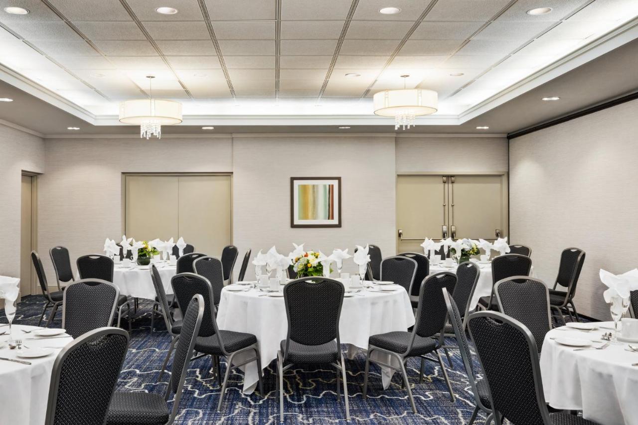 Holiday Inn Express Vancouver-Metrotown Burnaby Ngoại thất bức ảnh