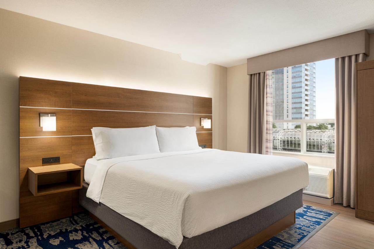 Holiday Inn Express Vancouver-Metrotown Burnaby Ngoại thất bức ảnh