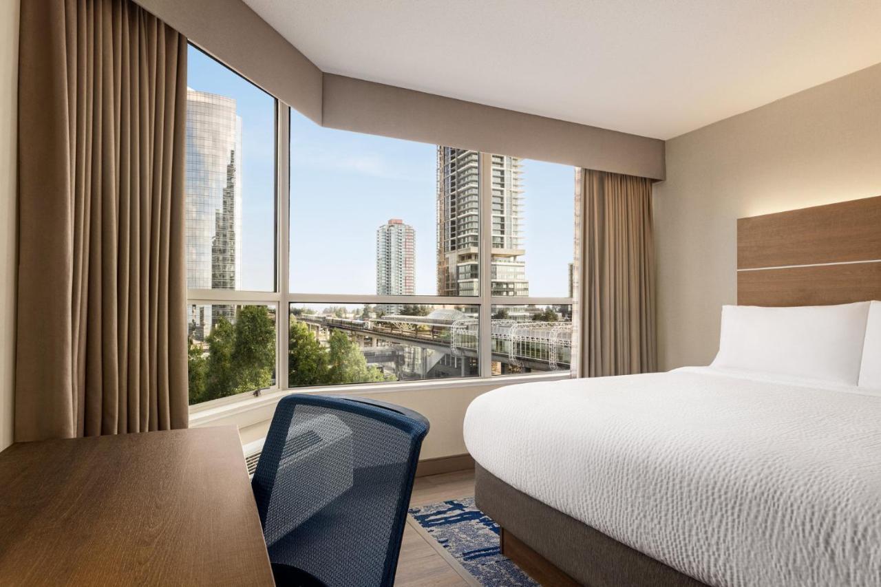 Holiday Inn Express Vancouver-Metrotown Burnaby Ngoại thất bức ảnh