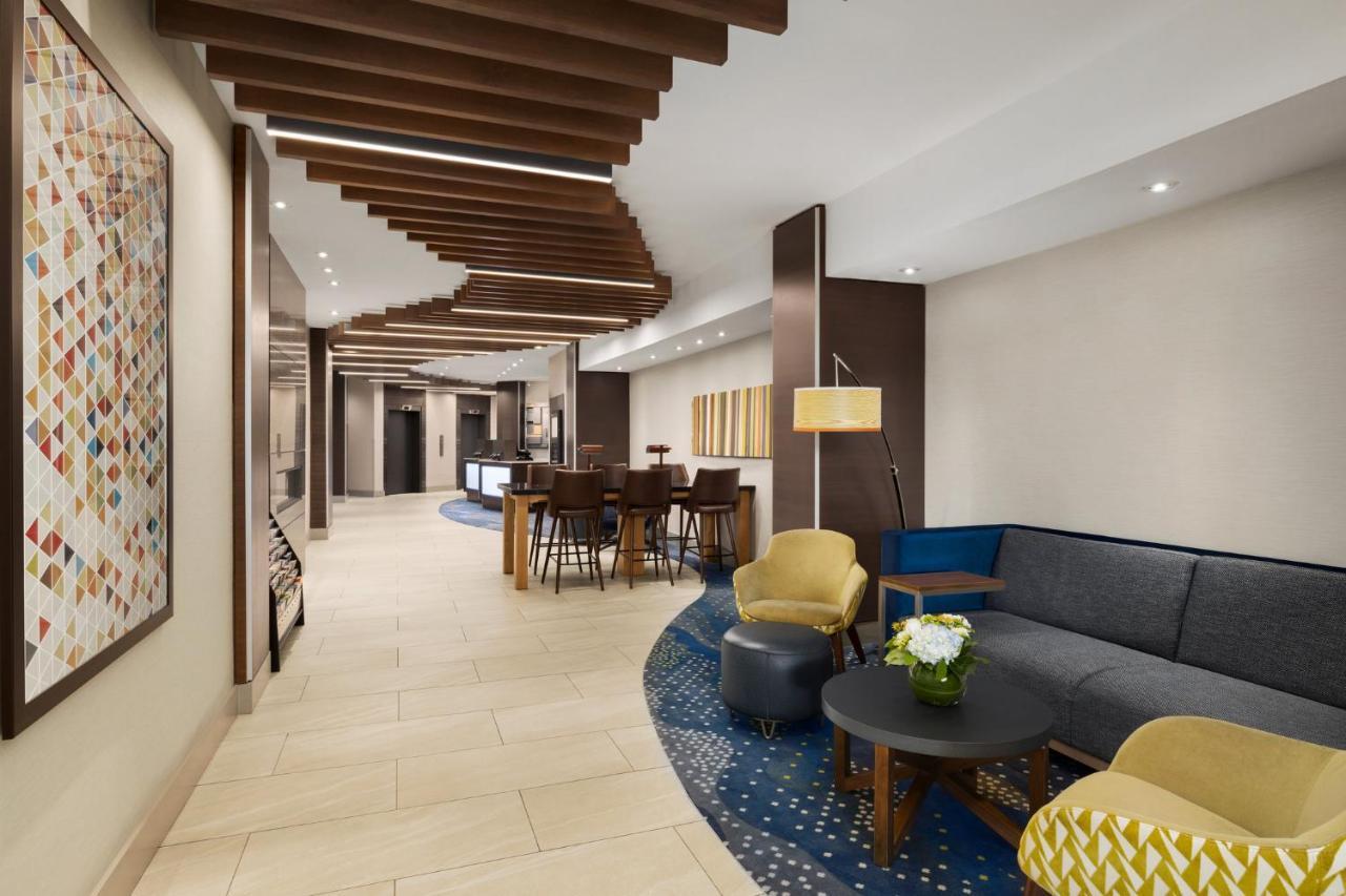 Holiday Inn Express Vancouver-Metrotown Burnaby Ngoại thất bức ảnh