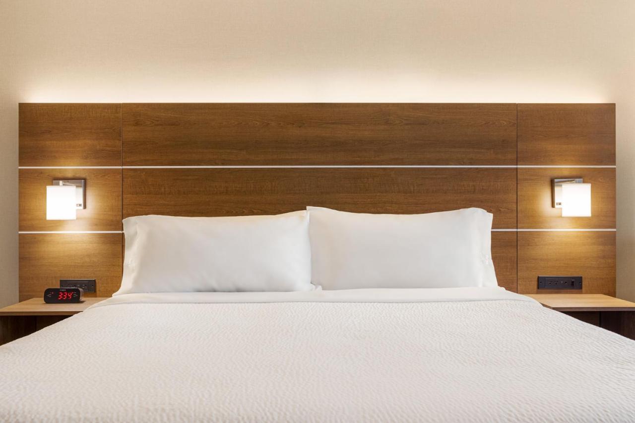 Holiday Inn Express Vancouver-Metrotown Burnaby Ngoại thất bức ảnh