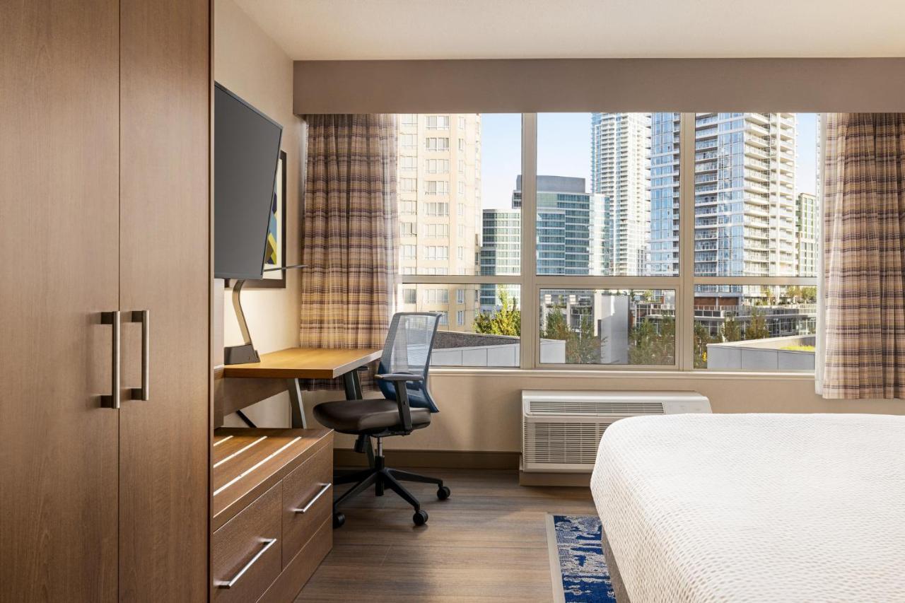 Holiday Inn Express Vancouver-Metrotown Burnaby Ngoại thất bức ảnh