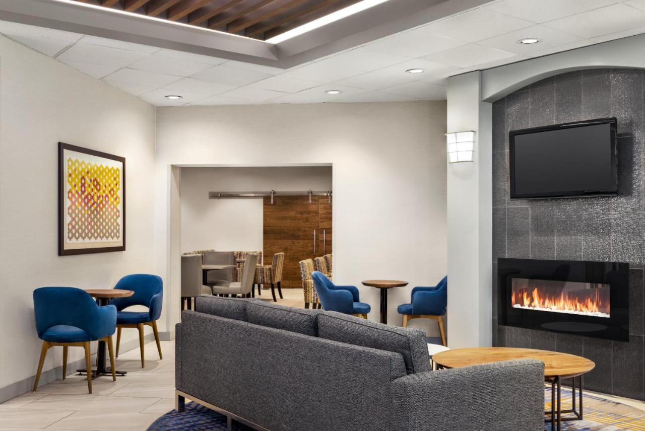 Holiday Inn Express Vancouver-Metrotown Burnaby Ngoại thất bức ảnh