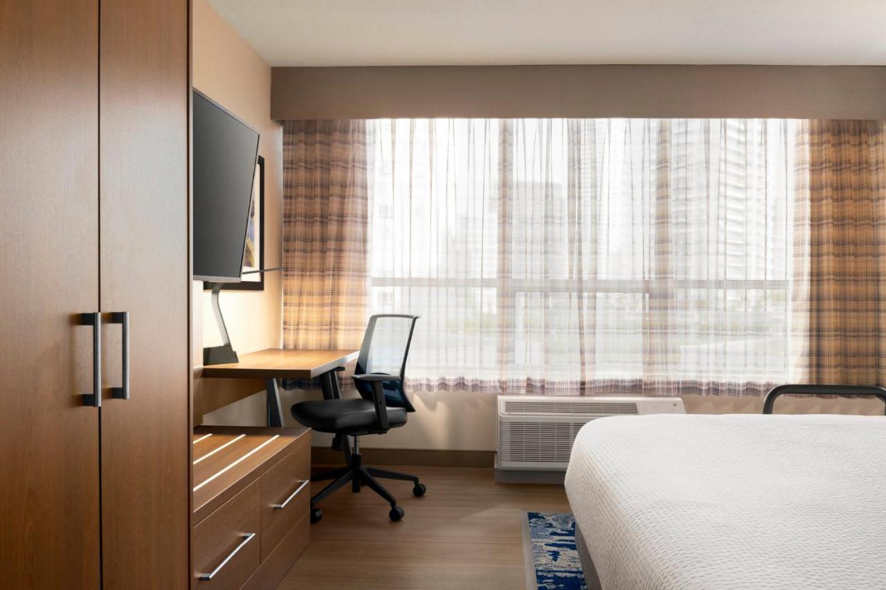 Holiday Inn Express Vancouver-Metrotown Burnaby Ngoại thất bức ảnh